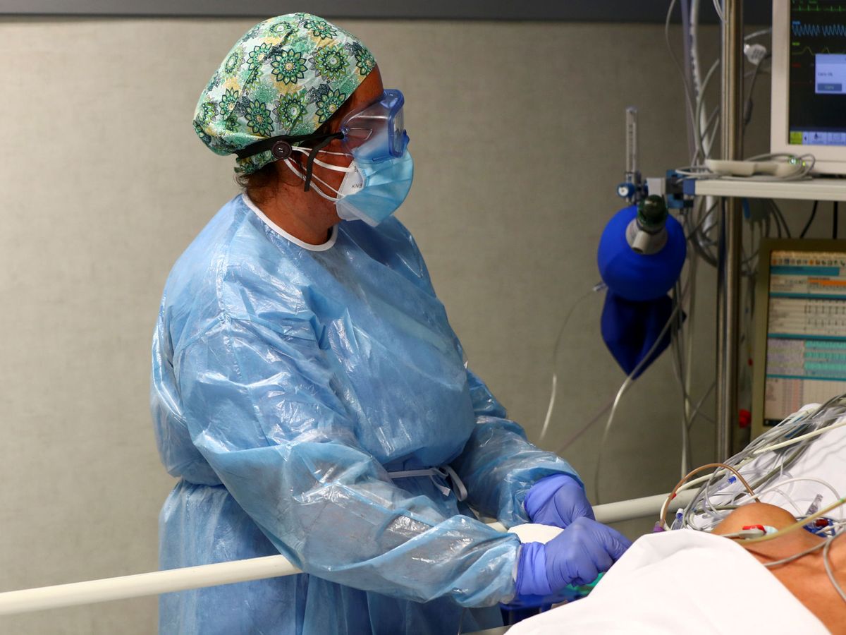 Foto: Una enfermera trata a un enfermo de coronavirus en un hospital de Madrid. (Reuters) 