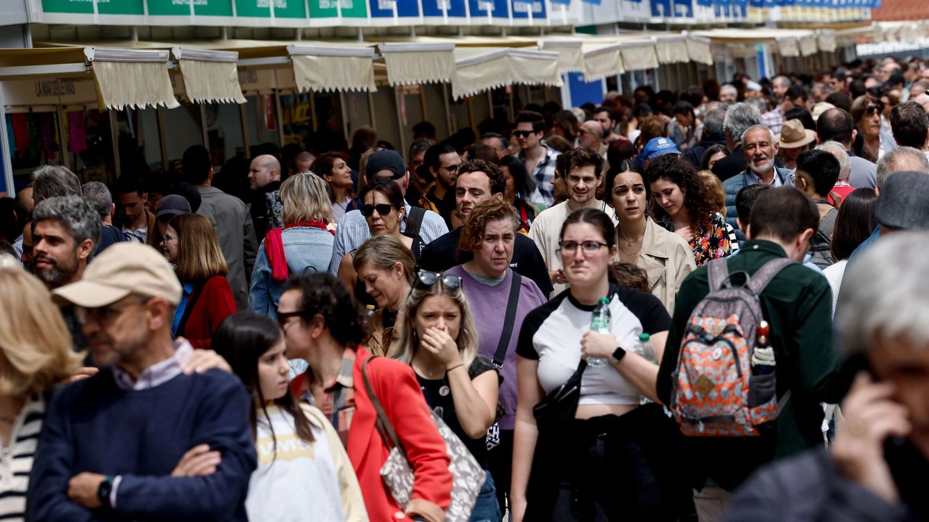 Foto: Visitantes abarrotando la edición actual de la Feria del Libro de Madrid en su primer fin de semana. (EFE/Sergio Pérez)
