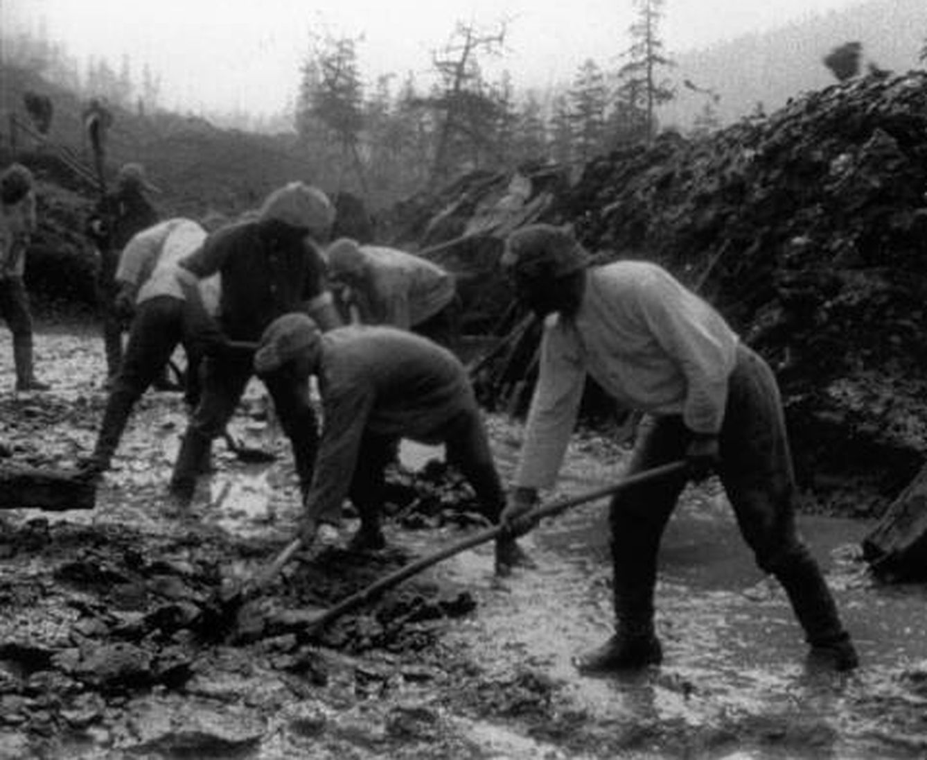 Presos de los campos de concentración de Kolymá construyendo la Carretera de los Huesos en los años 30