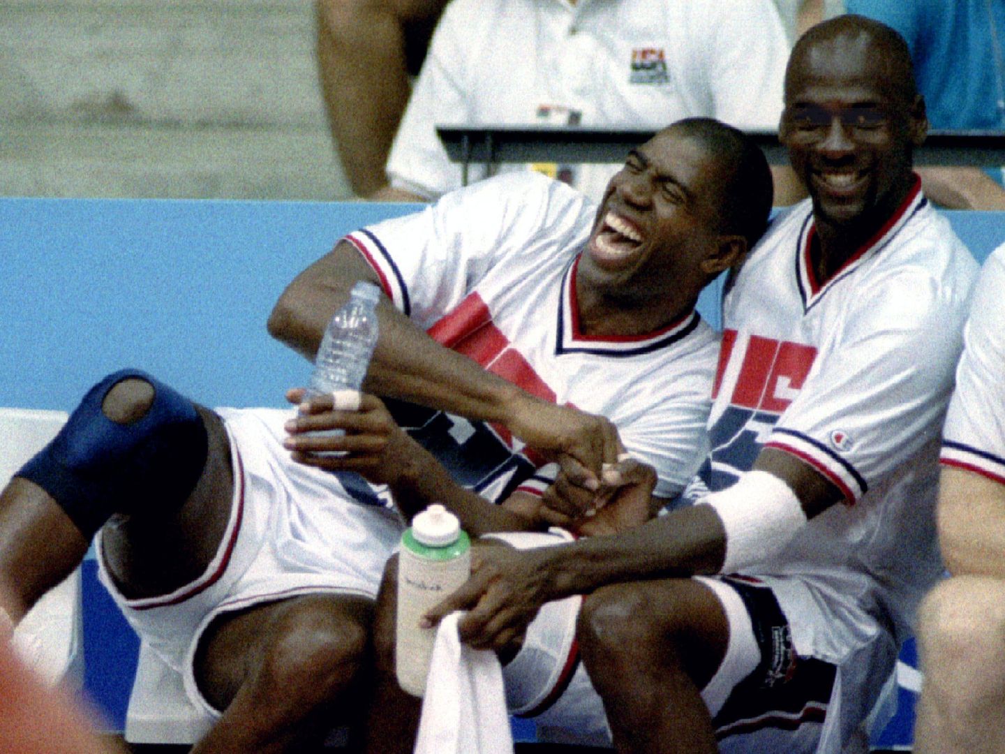 Magic Johnson (i) y Michael Jordan en los Juegos Olímpicos de Barcelona 1992. (Reuters)