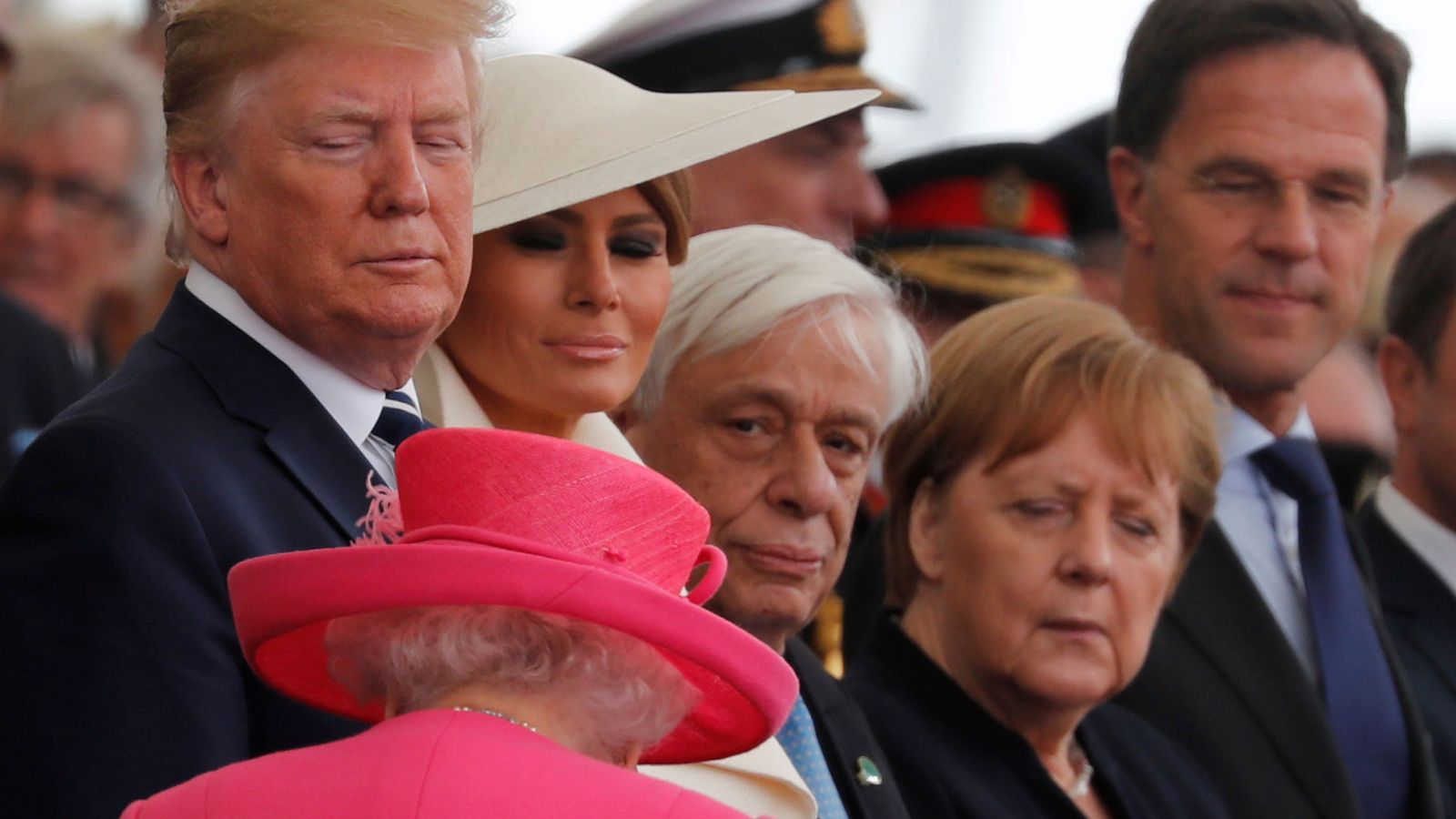 Foto: Isabel II, Trump, Melania Trump, Angela Merkel y Mark Rutte, el pasado junio. (Reuters)