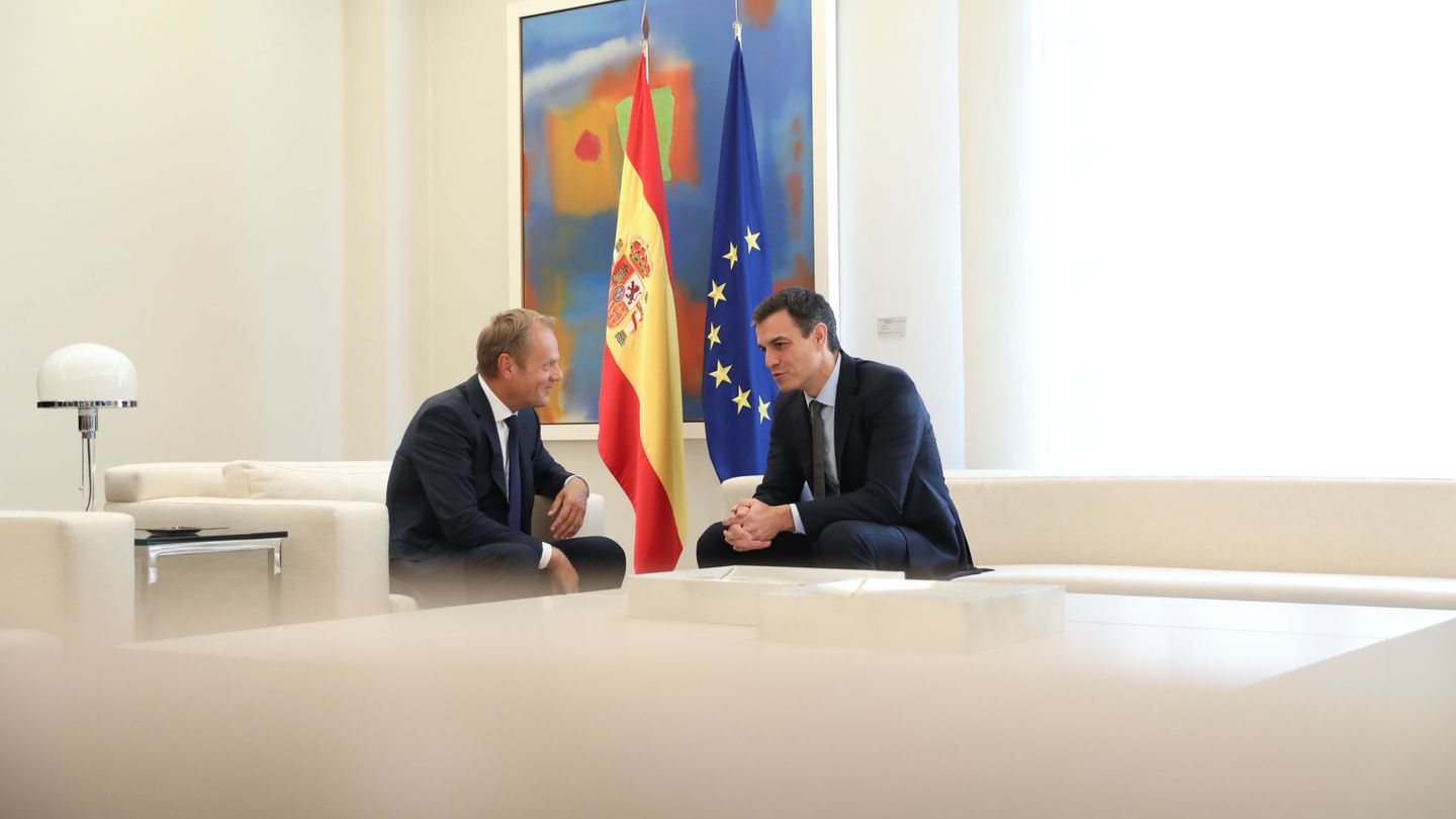 Donald Tusk charla con el presidente del Gobierno en funciones, Pedro Sánchez. (EFE)