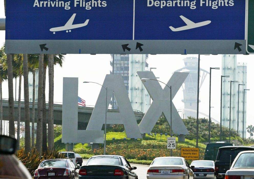 Foto: Imagen de la entrada del aeropuerto internacional de Los Ángeles. (EFE)