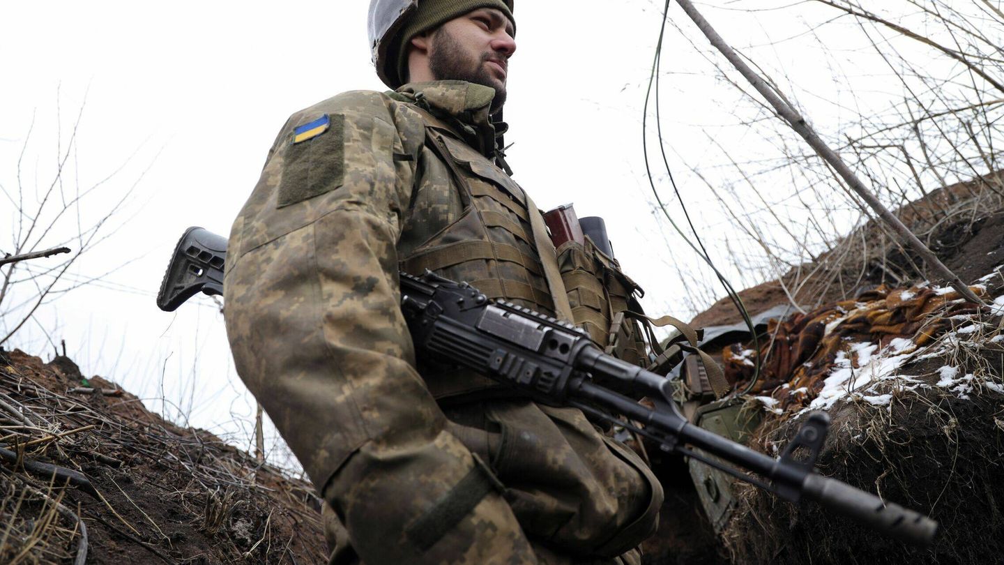 Un soldado ucraniano patrulla el frente cercano a la localidad de Zolote. (EFE/Stanislav Zokliuk)