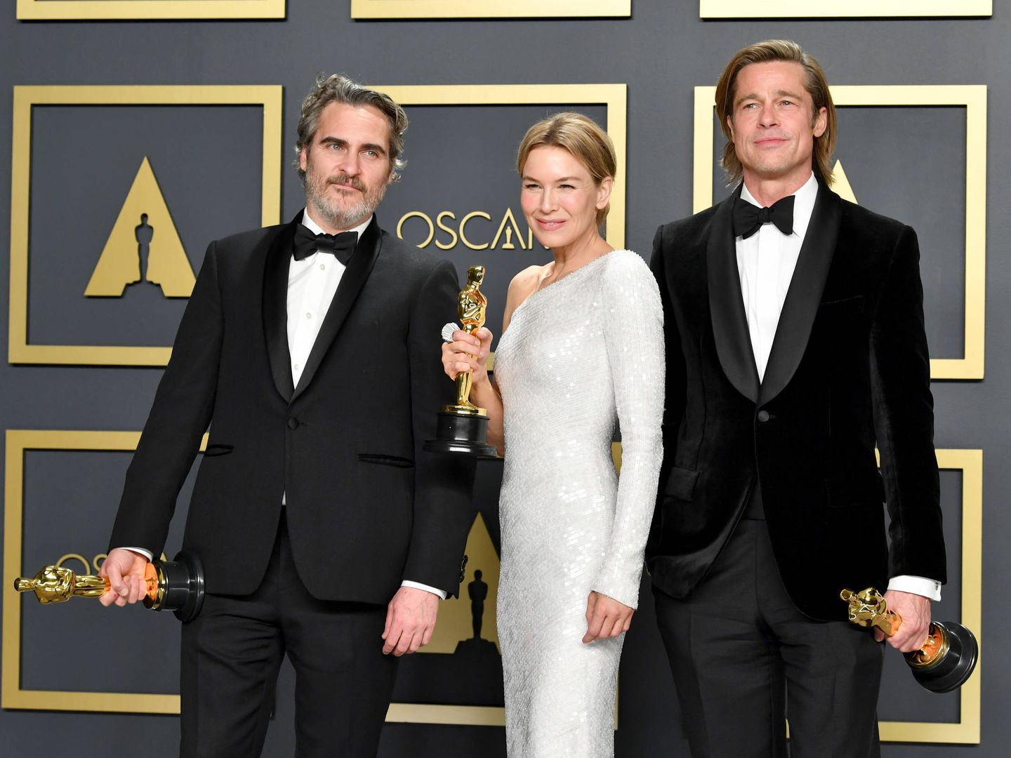 Joaquin Phoenix, junto a los también ganadores Renée Zellweger y Brad Pitt. (Getty)