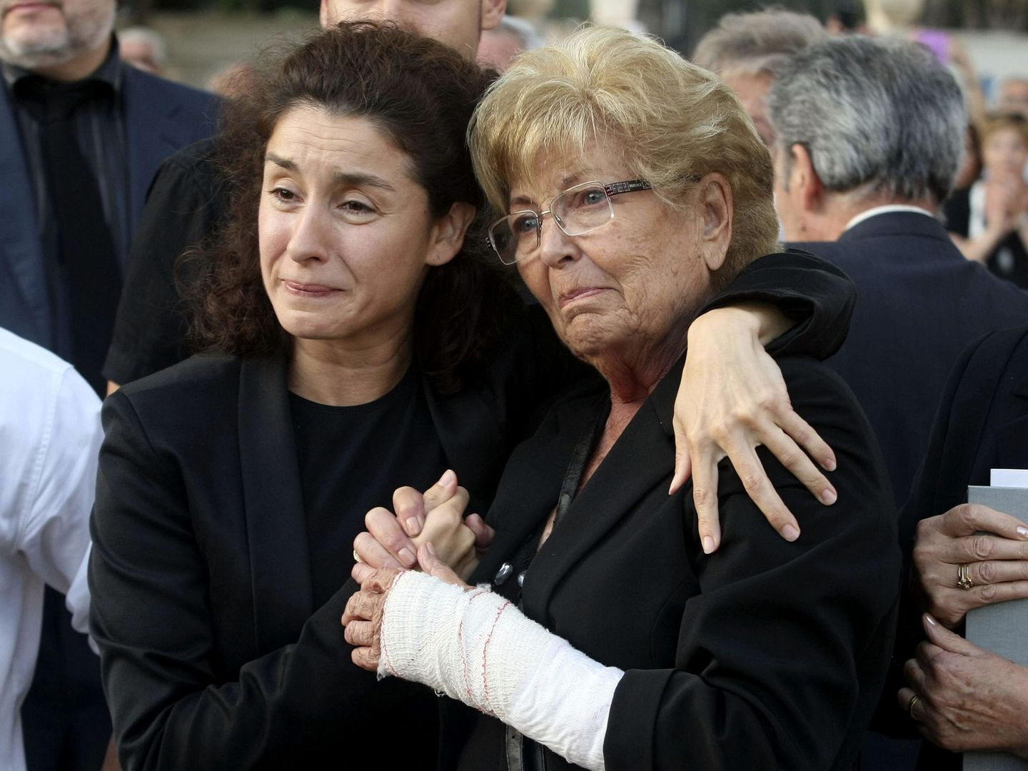 Vanessa y su madre tras la muerte de Manolo. (EFE)