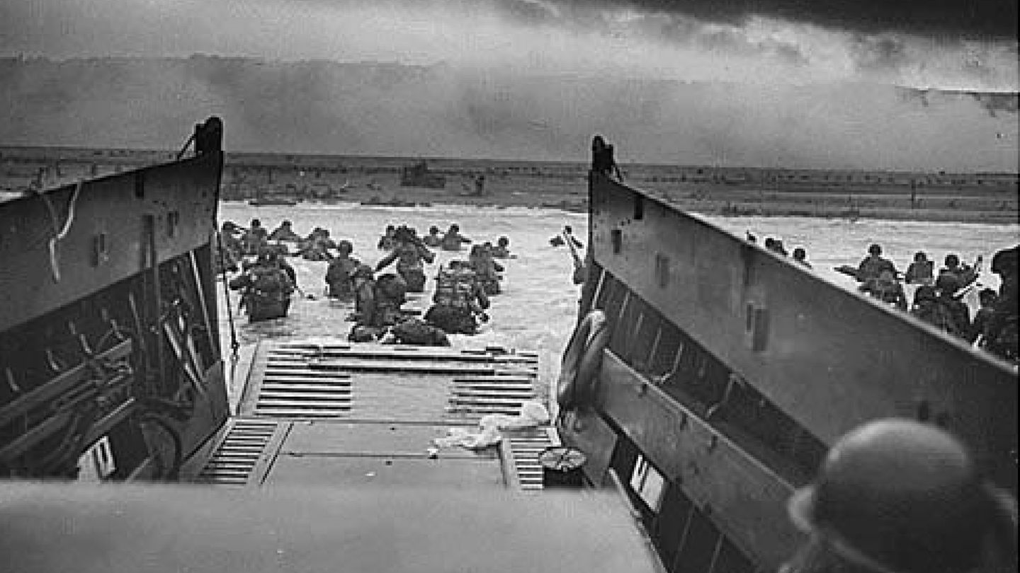 Fotografía facilitada por el ejército de los EEUU que muestra a soldados que esquivan fuego enemigo durante el desembarco de Normandía (Francia).