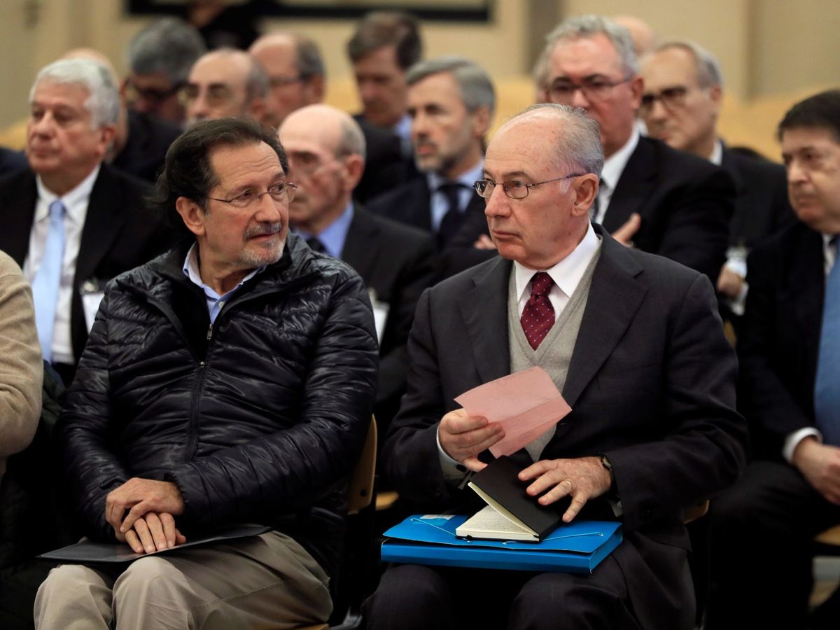 Foto: El expresidente de Bankia Rodrigo Rato, junto al exconsejero de Caja Madrid José Antonio Moral Santín. (EFE/Archivo/Fernando Alvarado)