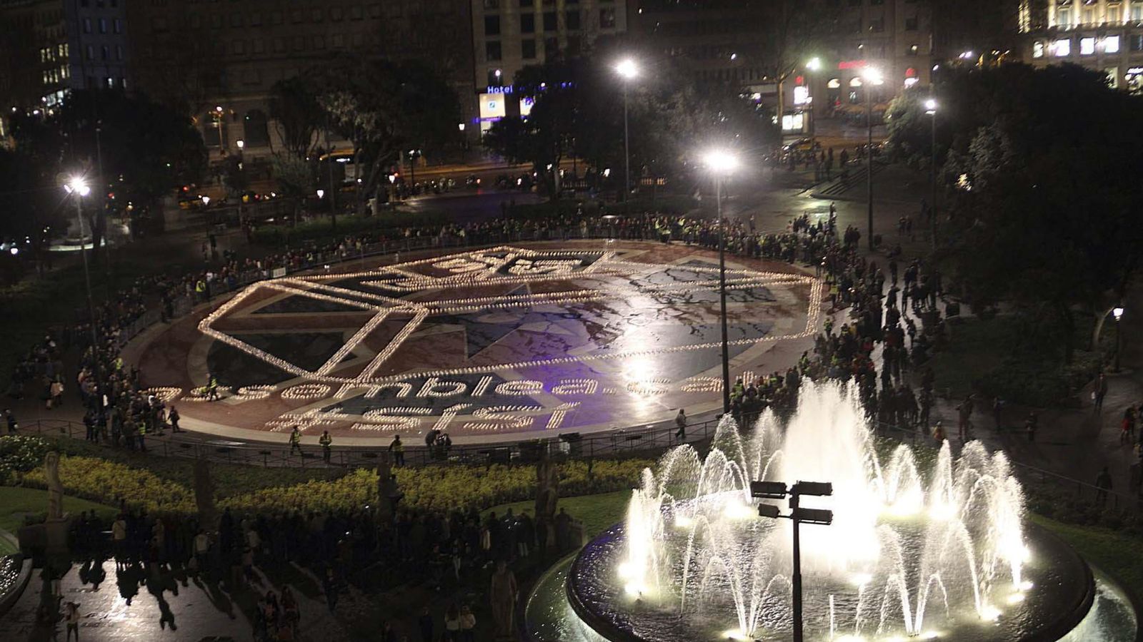 Foto: Intervención de la ANC en la Plaza de Catalunya con el encendido de 15.000 velas con forma de urna antes del 1-O. (EFE)