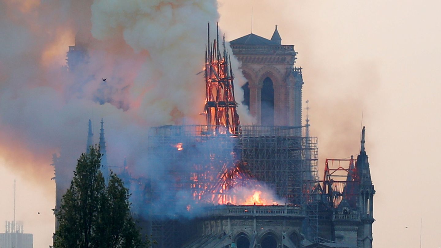 Las llamas devastan la aguja de Notre-Dame, que estaba en proceso de restauración por su mal estado.