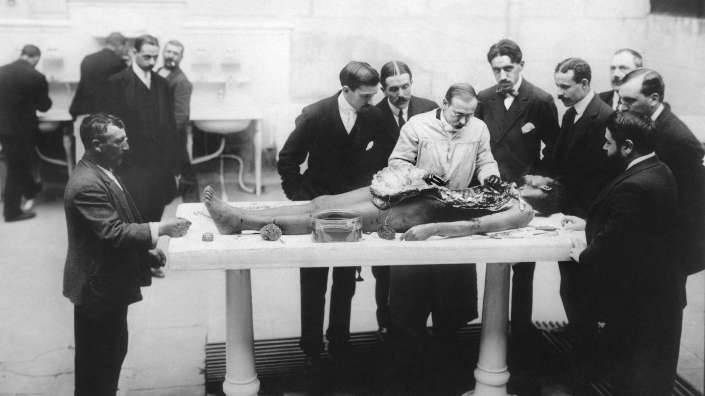 El doctor Gustavo Pittaluga practicando una autopsia en presencia de Teófilo Hernando y Gregorio Marañón, hacia 1910