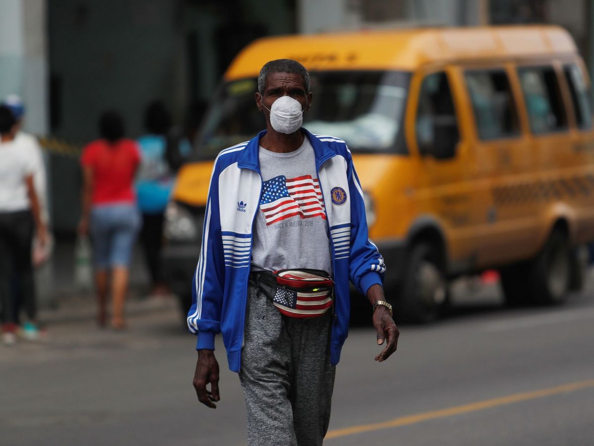 Foto: Un hombre camina por La Habana con atuendos con la bandera de EEUU. (EFE)