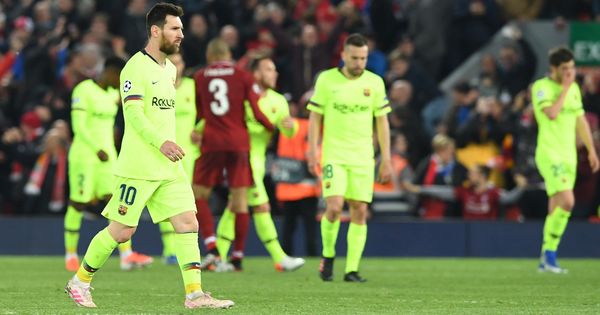 Foto: Los jugadores del Barcelona se retiran cabizbajos tras la derrota ante el Liverpool. (EFE)