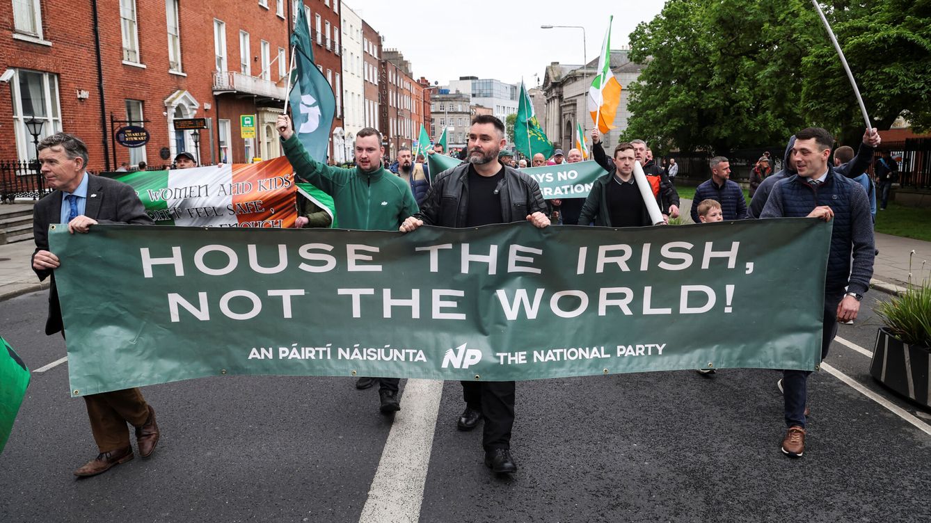 Foto: Protesta contra la inmigración y la crisis de la vivienda en Dublín. (Reuters/Damien Eagers)