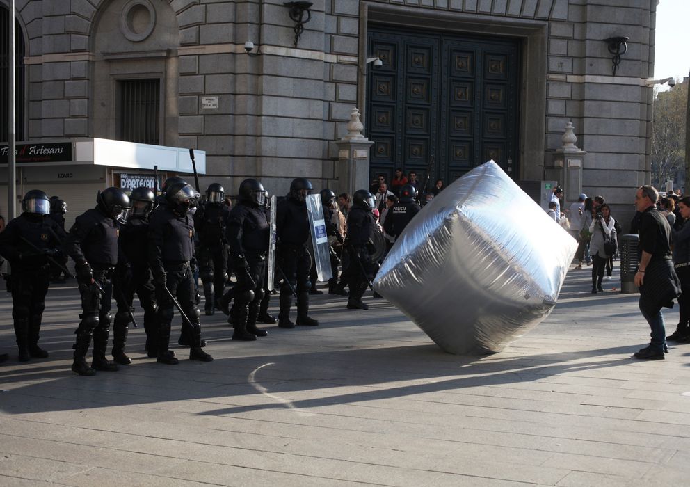 Foto: Manifestación en Barcelona, parte de la muestra de la exposición 'Objetos desobedientes' (V&A)