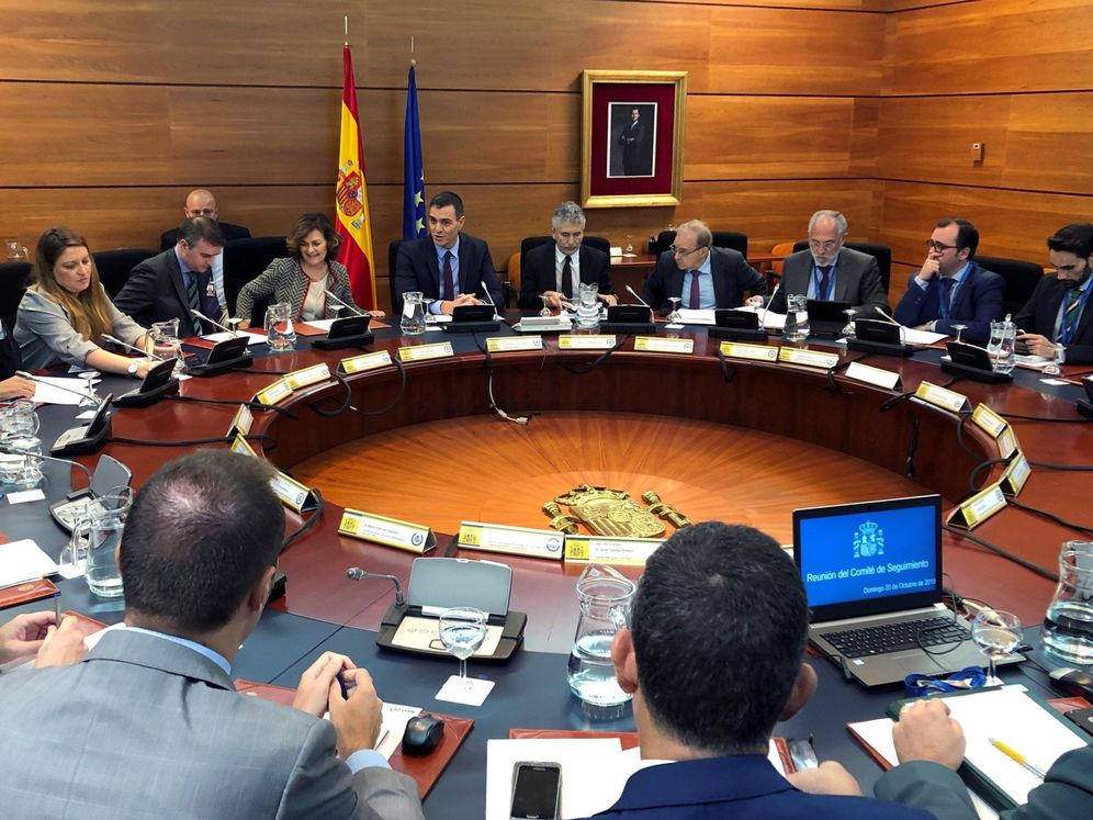 Foto: Pedro Sánchez y Carmen Calvo presiden el comité de seguimiento de la crisis en Cataluña, este 20 de octubre en la Moncloa. (EFE)