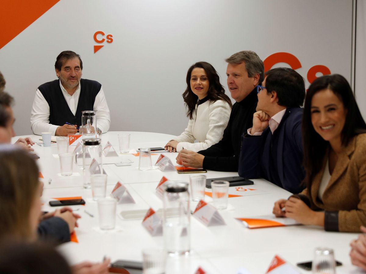 Foto: Reunión de la gestora de Ciudadanos con la dirección parlamentaria en el Congreso. (EFE)