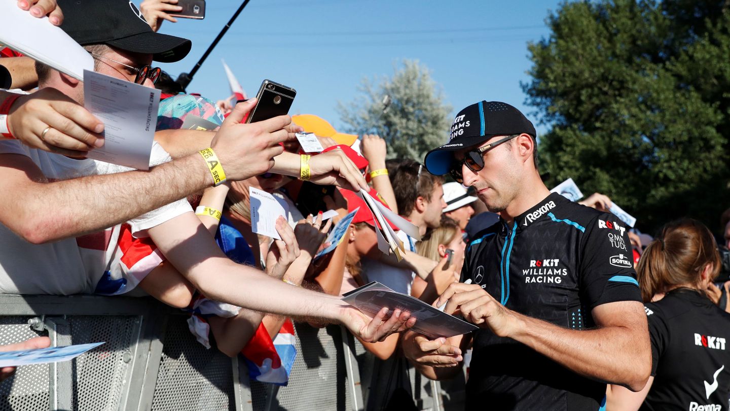 Robert Kubica, de Williams, firmando autógrafos este año pasado en Hungría. (Reuters)