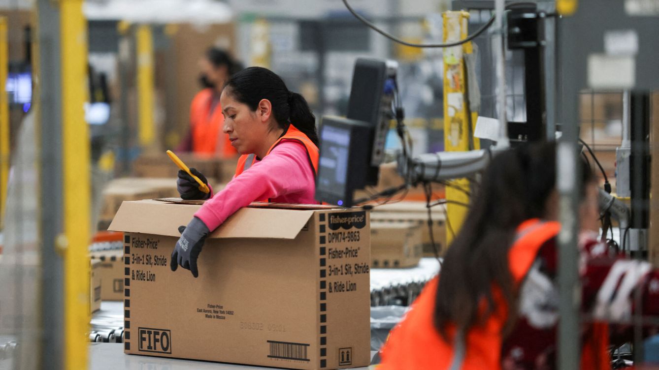 Foto: Una operaria de Amazon trabaja en un centro logístico de Amazon. (Reuters/Gustavo Graf)