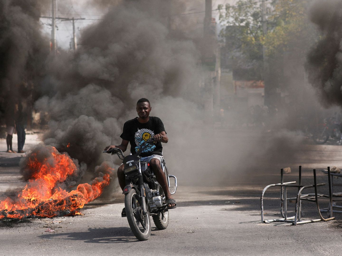 Un hombre conduce por las calles de Haití, en una foto de archivo. (Reuters/Ralph Tedy Erol)
