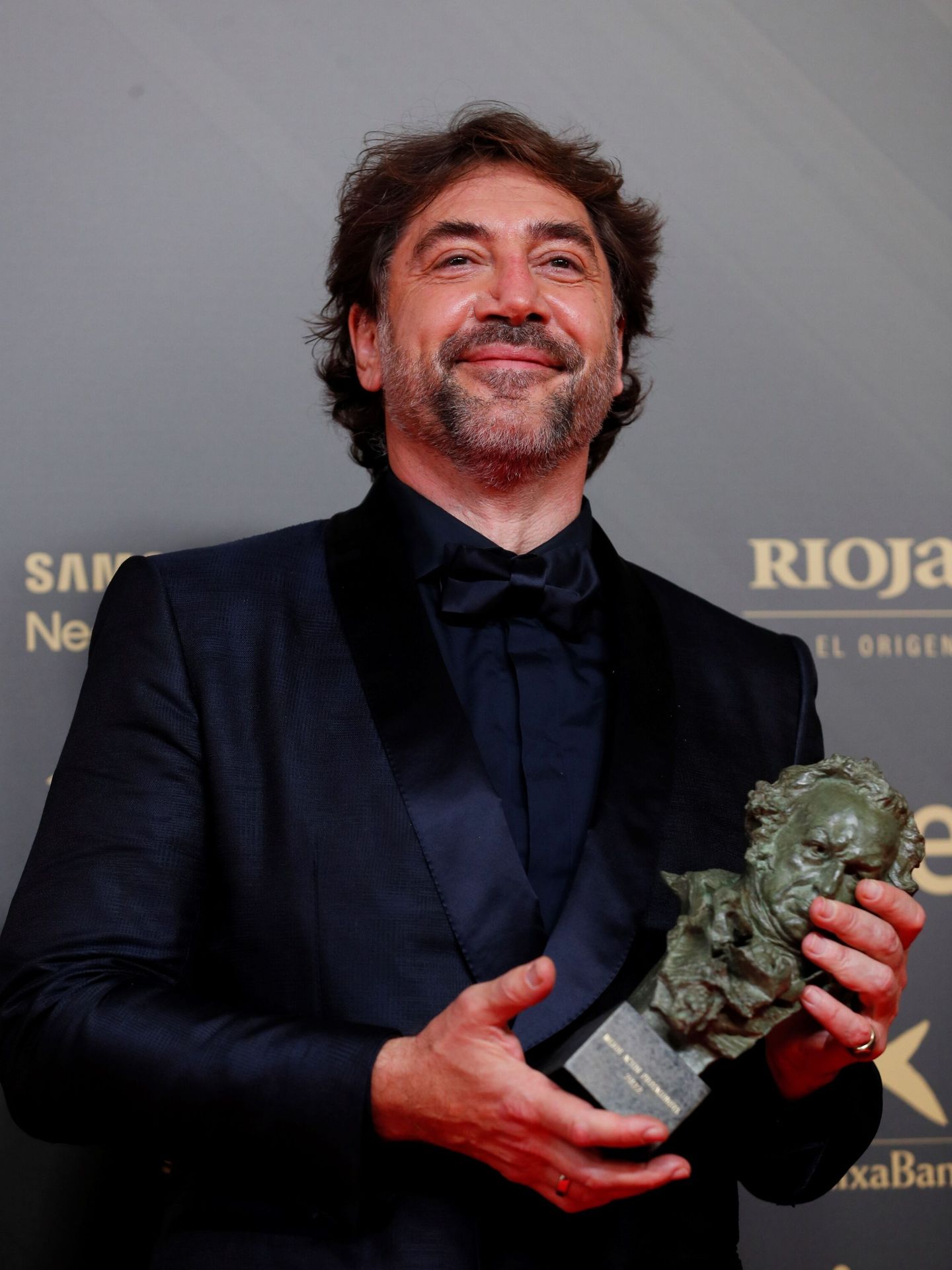 El actor Javier Bardem posa con el Goya que ganó con su trabajo en la edición de 2022. (EFE/Biel Alino)