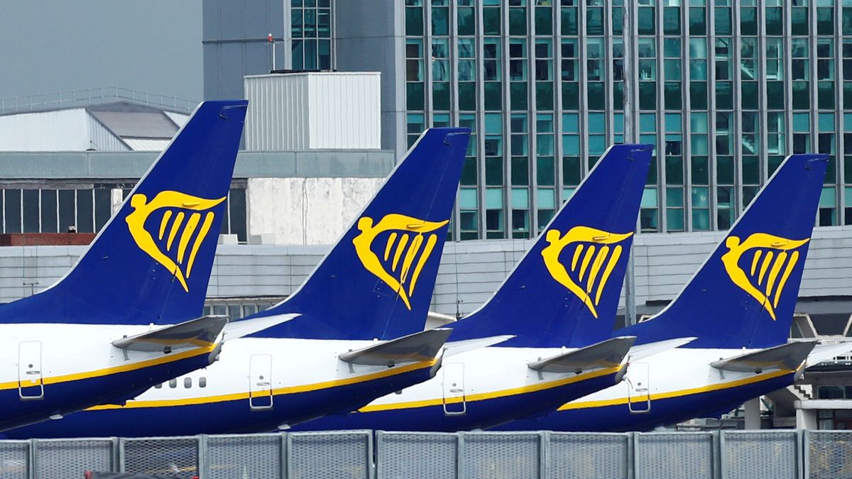 Ryanair anuncia más despidos tras reducir al 40% su plan de vuelos hasta marzo