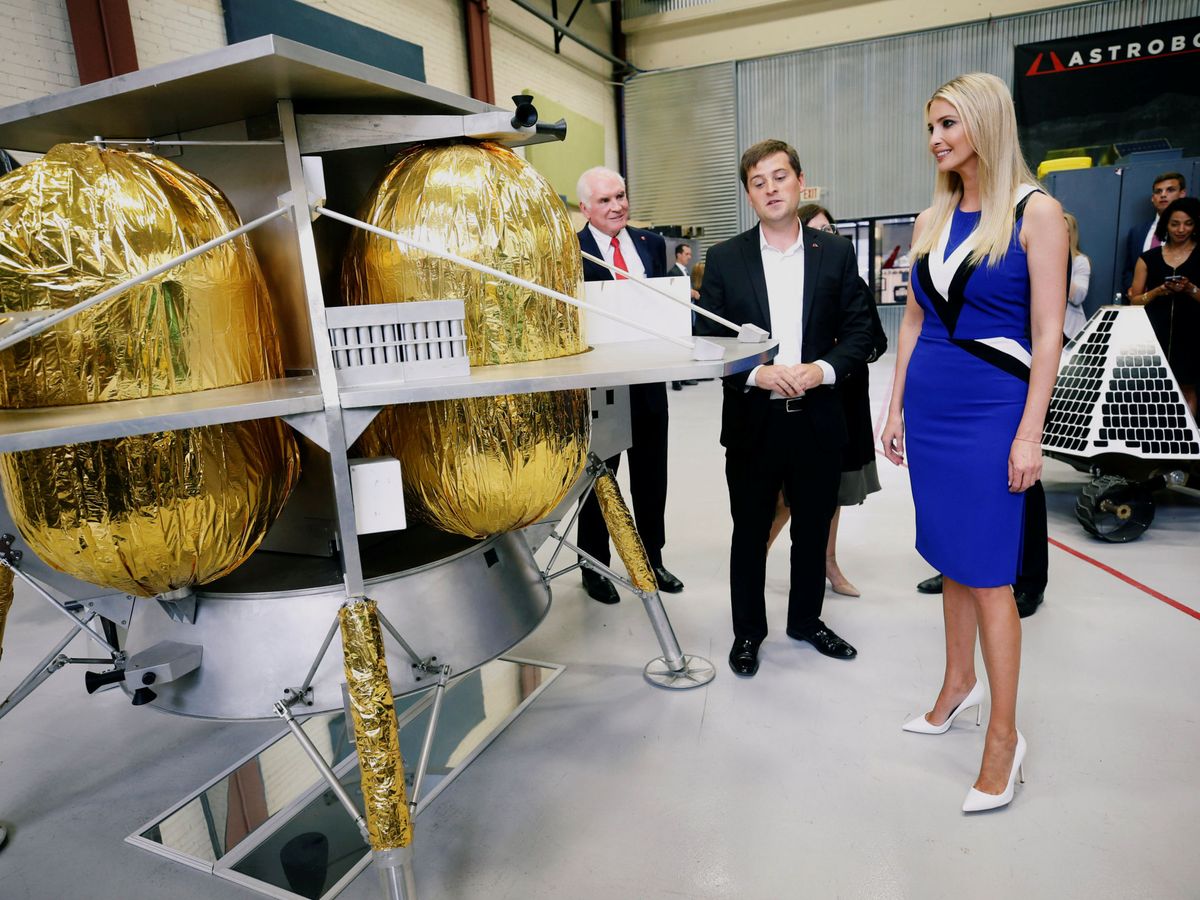 Foto: Ivanka Trump contempla el Peregrine que llevará cenizas a la Luna (Reuters)