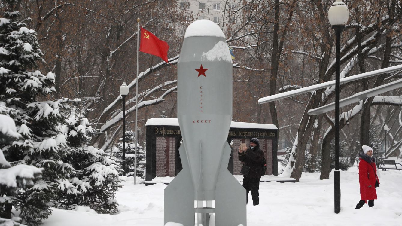 Foto: Un monumento a la primera bomba atómica rusa fabricada en masa. (EFE/Maxim Shipenkov)