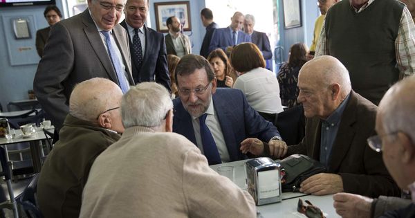 Foto: El presidente del Gobierno, Mariano Rajoy, visita en Melilla a un grupo de jubilados antes de las elecciones de 2015. (EFE)