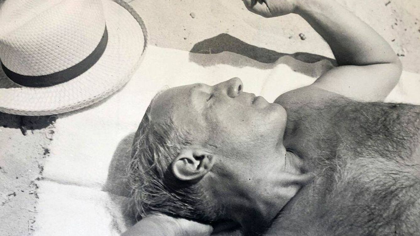 Foto: Fotografía de Pablo Picasso dormido en la playa Mougins. EFE