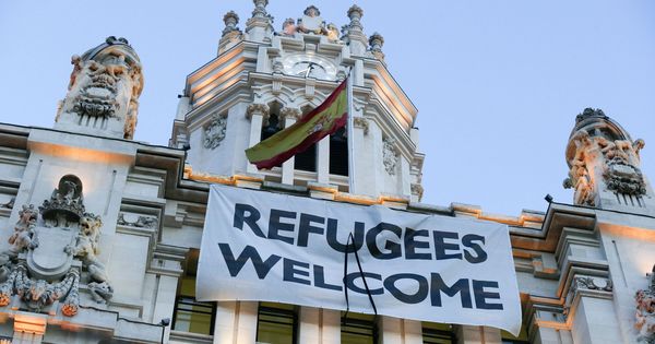 Foto: Pancarta de bienvenida a los refugiados instalada en el Ayuntamiento de Madrid. (EFE)
