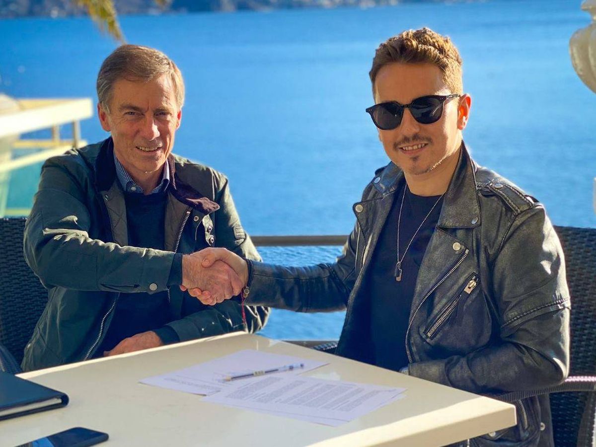 Foto: Lin Jarvis y Jorge Lorenzo firmando su alianza con Yamaha. (Jorge Lorenzo)