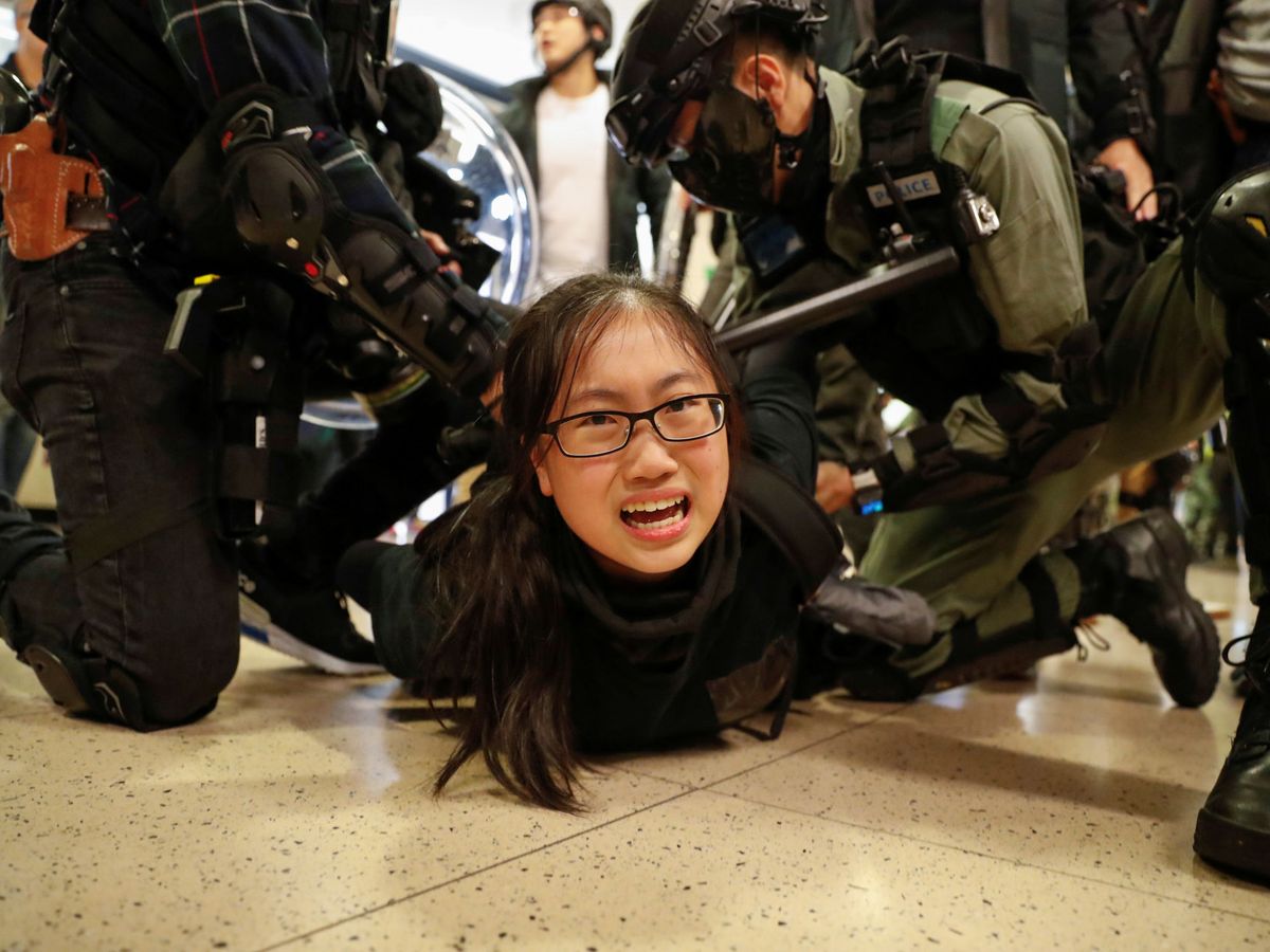 Foto: La policía detiene a una manifestante en un centro comercial de Hong Kong. (Reuters)