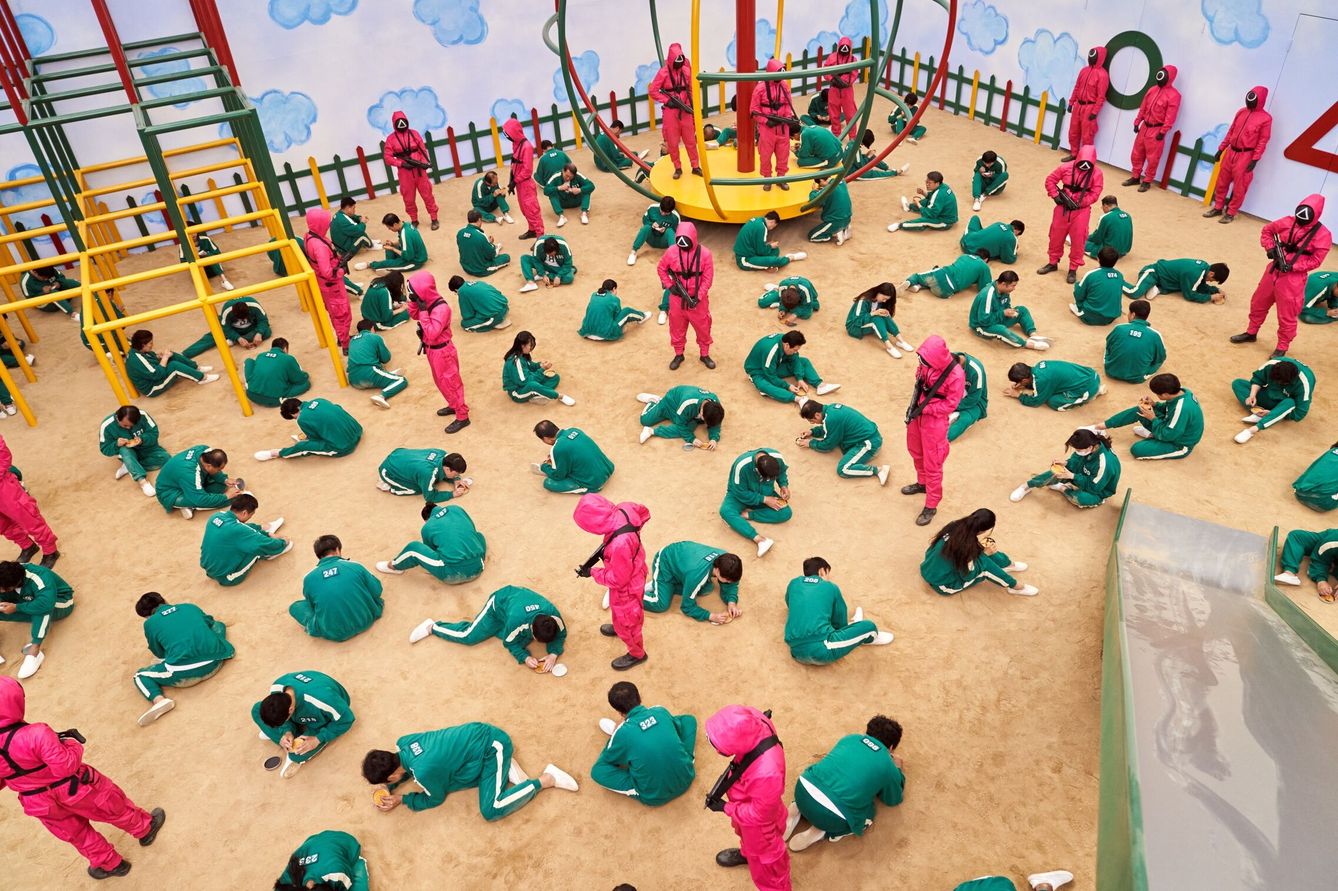 Los participantes en 'El juego del calamar' visten de verde (color habitual de los uniformes de gimnasia) y los guardias, de rojo (color complementario). (Netflix)