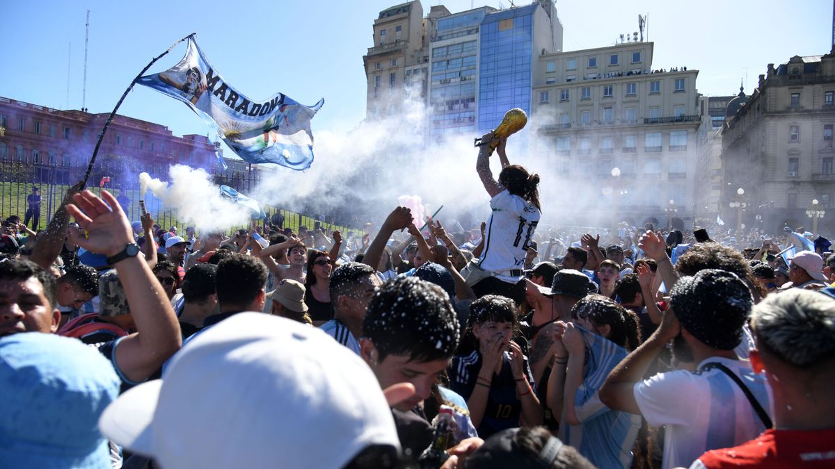La caótica celebración del Mundial en Argentina: caídas, accidentes, saqueos y helicópteros