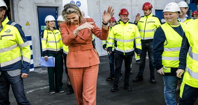 La reina con el traje de chaqueta de Nazan sin el casco ni el chaleco. (EFE/Rob Engelaar)