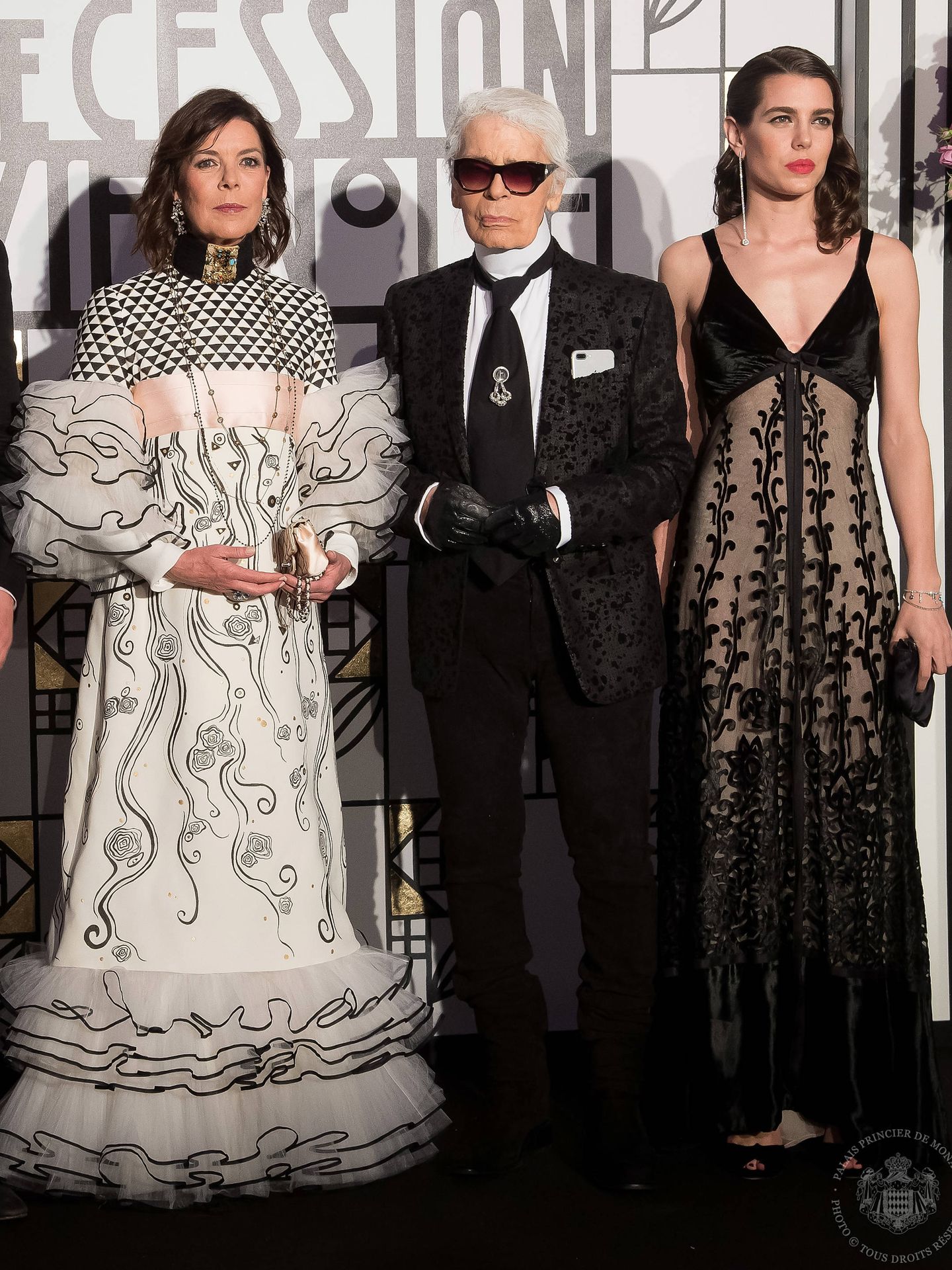 Karl Lagerfeld junto a las princesas Carolina y Carlota. (Getty) 