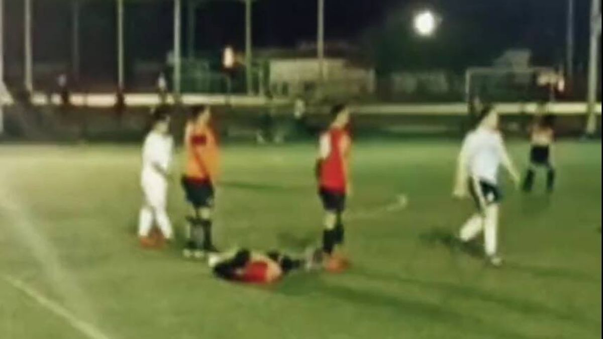 Un entrenador de fútbol muere asesinado a balazos en pleno partido en México