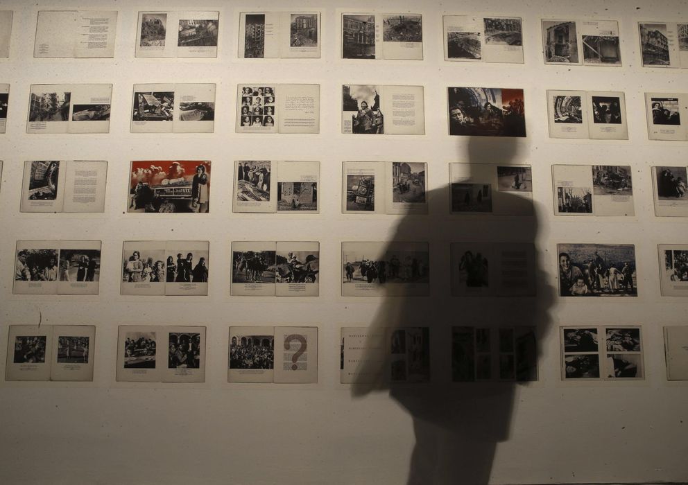 Foto: Una parte del montaje de la exposición "Fotos & libros", en el Museo Reina Sofía. (EFE)