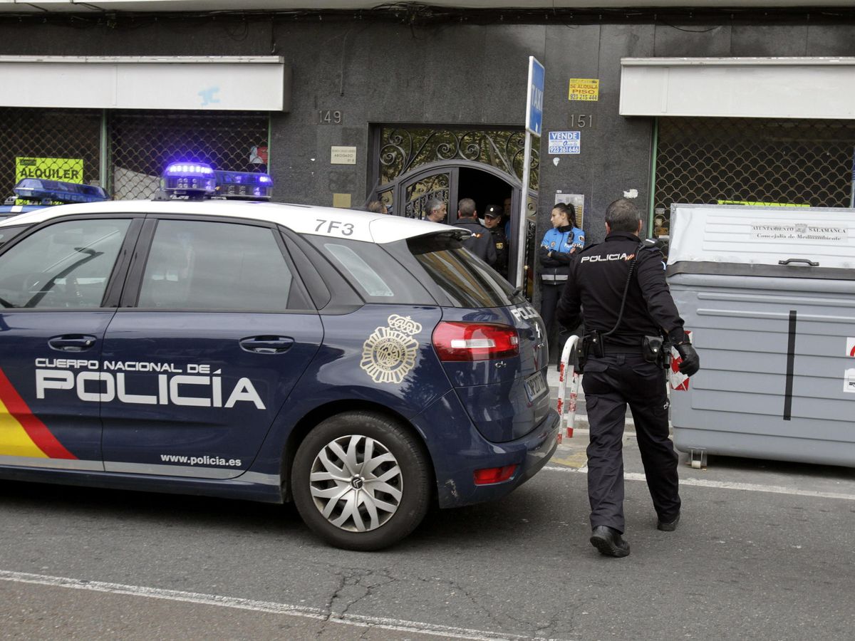 Foto: Imagen de archivo de un vehículo de Policía en Salamanca. (EFE)