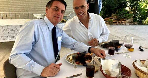 Foto: Jair Bolsonaro y Yossi Sheli, delante de sus platos en los que han borrado la langosta (Foto: Twitter Embajada de Israel en Brasil)