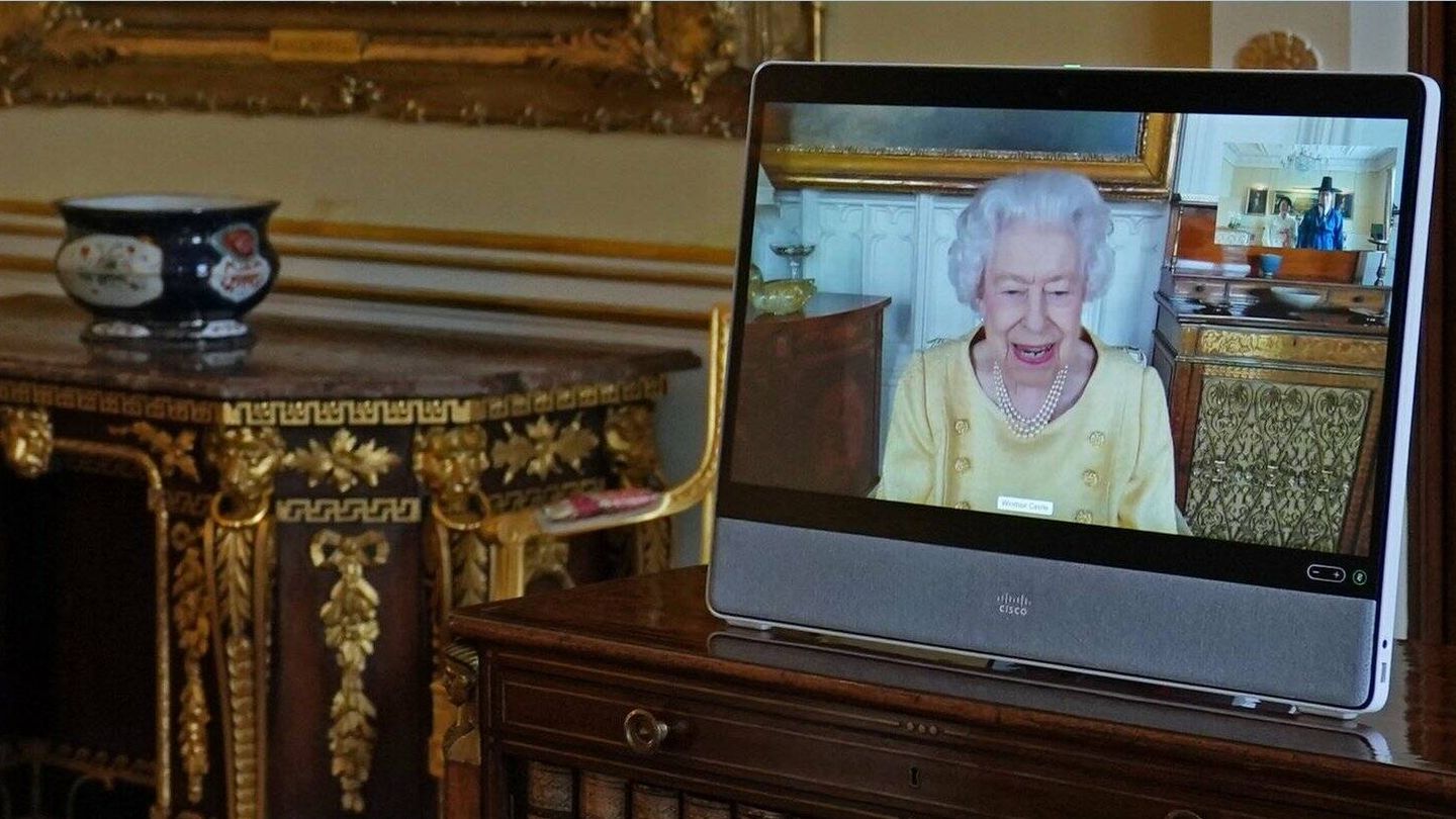 La reina Isabel, en las audiencias virtuales antes de la cancelación. (Buckingham Palace)