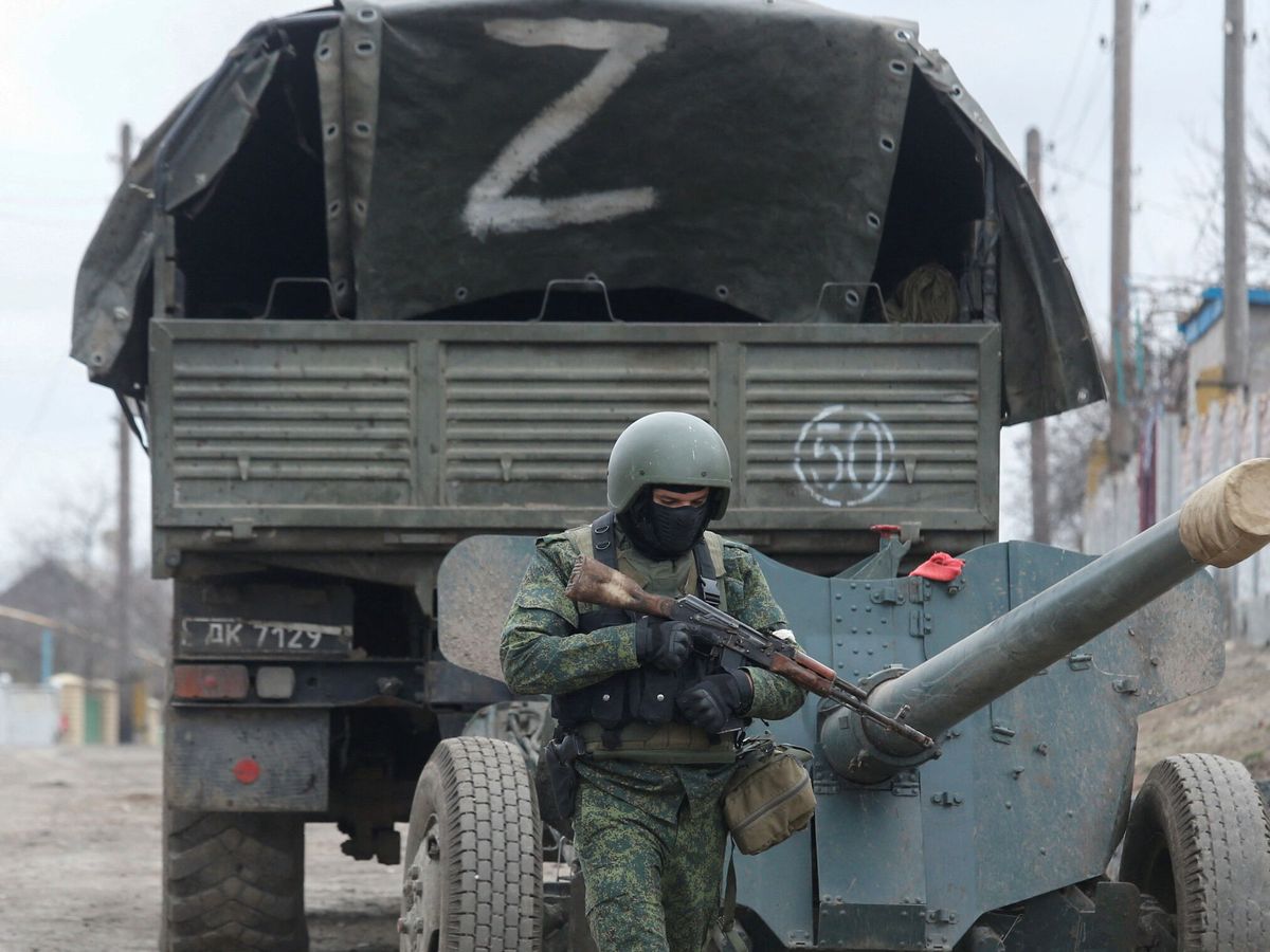 Foto: Un miembro de las tropas prorrusas con un uniforme sin insignias pasa junto a un camión con la letra "Z" pintada en su carpa. (Reuters)