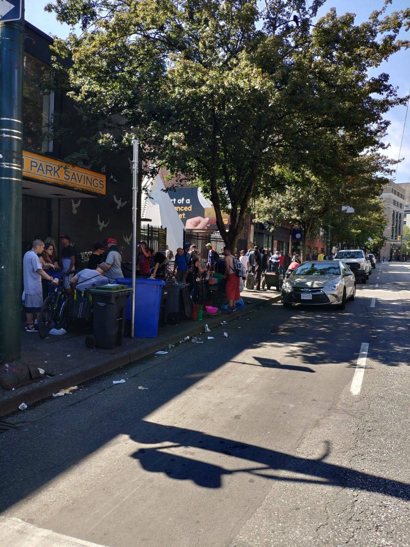 Un grupo de personas vende y compra droga en la calle Hastings, Vancouver. (J. García) 