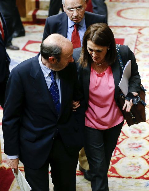 Foto: El líder del PSOE LAfredo Pérez Rubalcaba (i) conversa con la portavoz en el Congreso del partido, Soraya Rodríguez