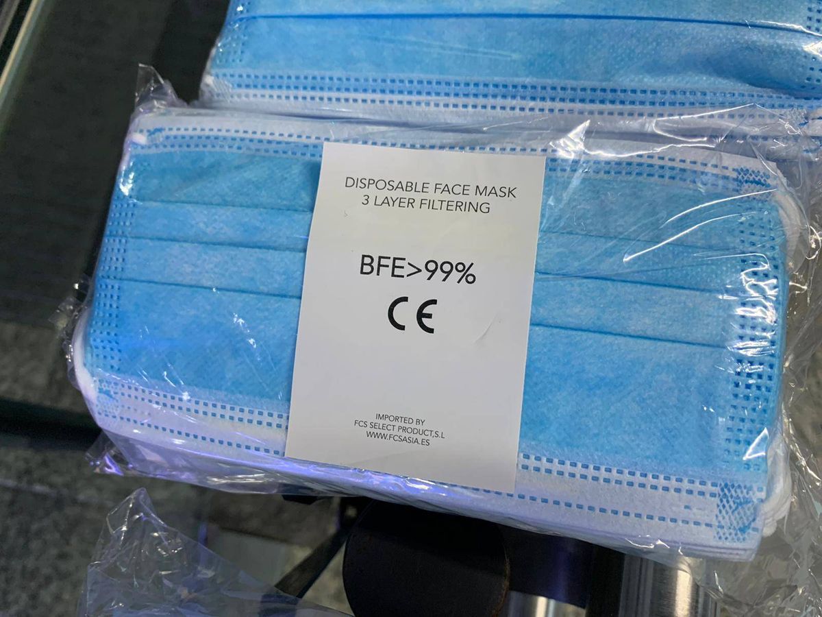 Foto: Mascarillas compradas por el Gobierno en China, repartidas este lunes en Madrid. (P. G.)