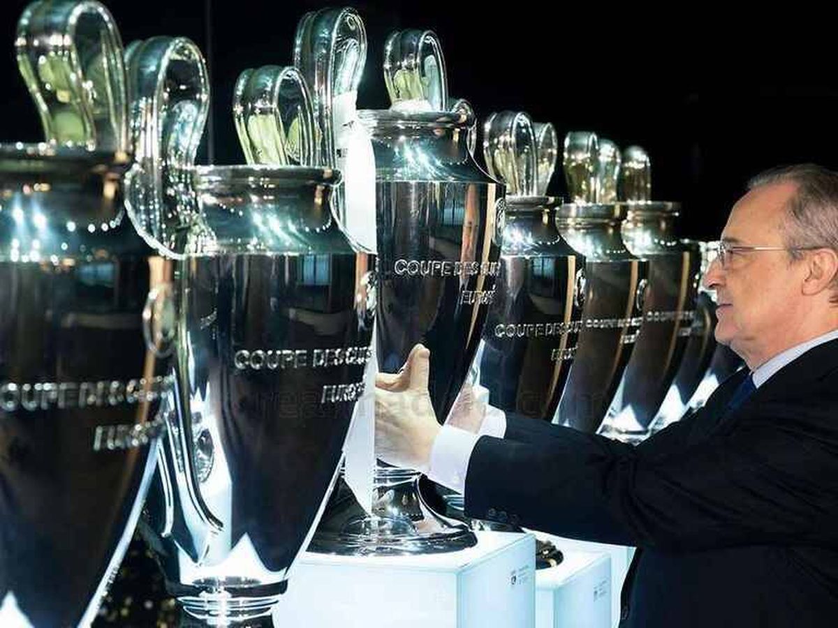 Foto: Pérez contempla las Champions League del Real Madrid. (EFE)