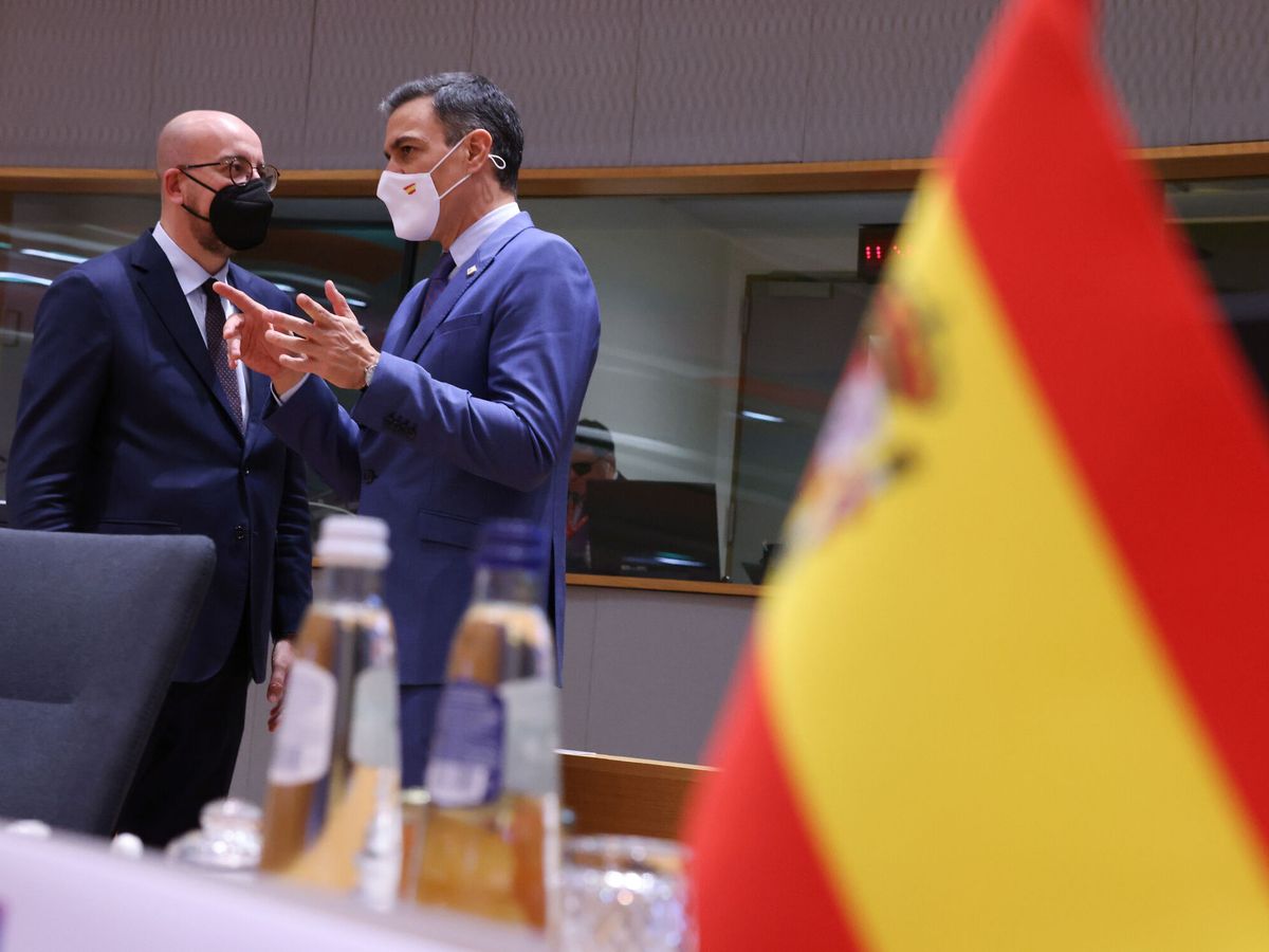 Foto: El presidente del Gobierno, Pedro Sánchez (d), habla con el presidente del Consejo Europeo, Charles Michel (i). (EFE/Pignatelli)