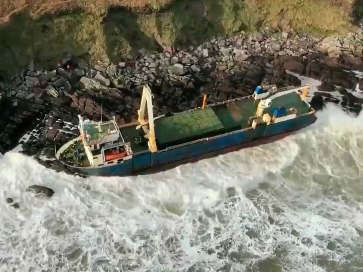Foto: El Alta, con 80 metros de eslora, ha encallado en las costas de Irlanda (Foto: Twitter)