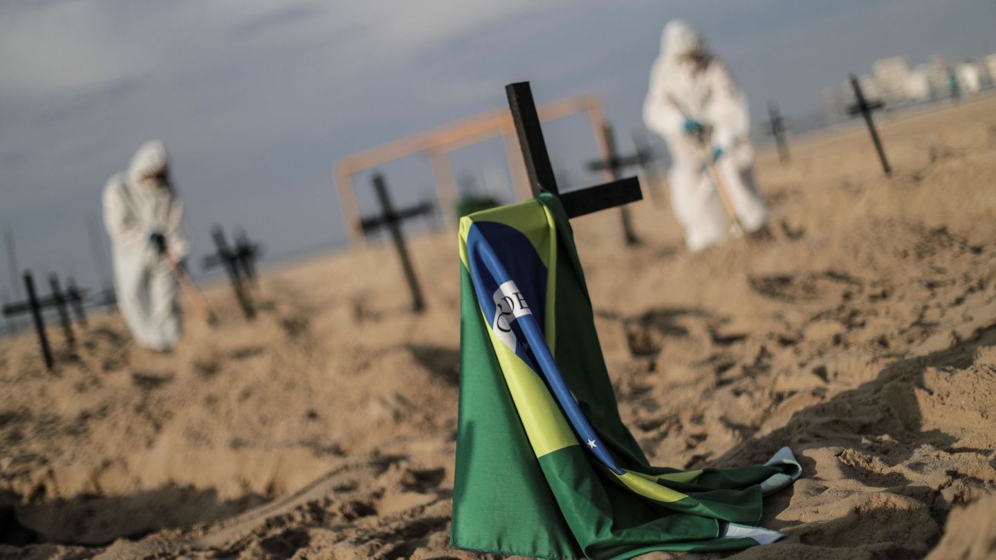 Los activistas colocaron banderas brasileñas sobre las tumbas (EFE/Antonio Lacerda)